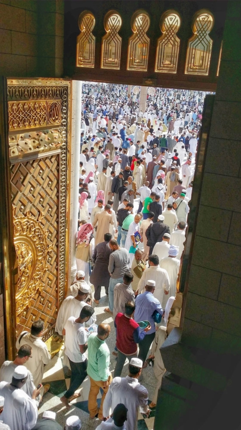 مصلون يغادرون المسجد النبوي (مكة)