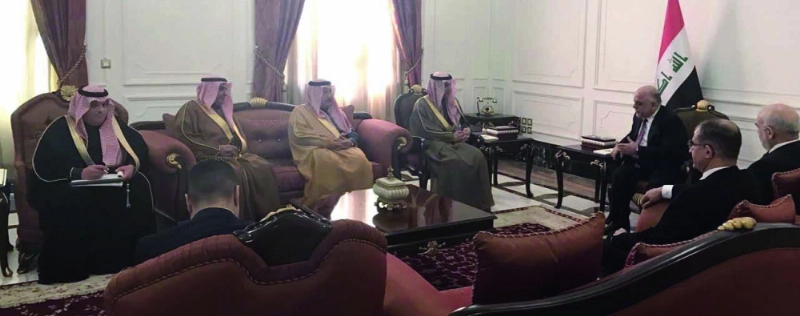 العبادي مستقبلا الجبير والوفد المرافق له في بغداد أمس (واس)