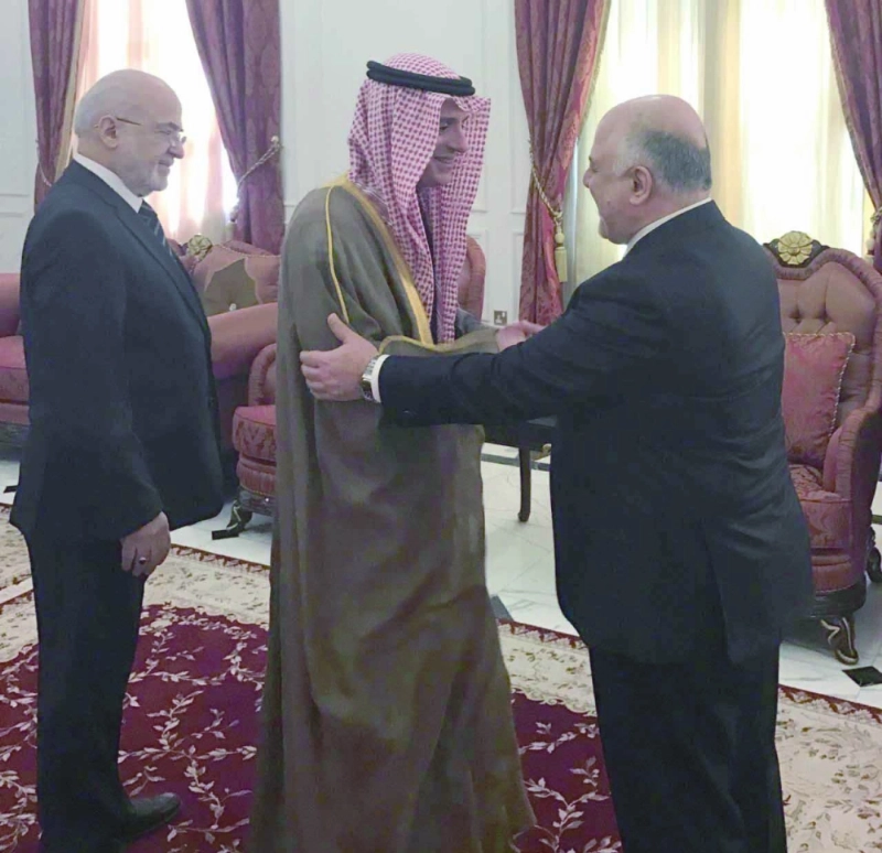حيدر العبادي مرحبا بعادل الجبير بحضور إبراهيم الجعفري أمس (واس)