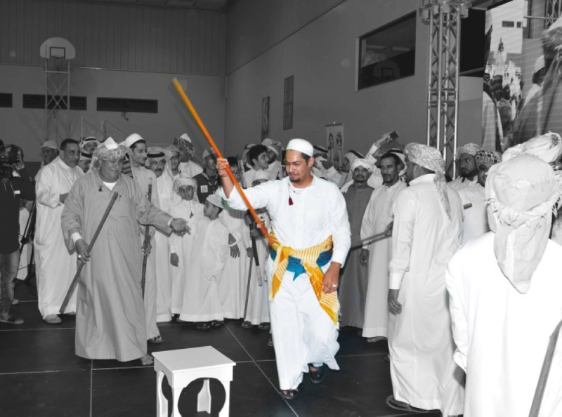 أهالي الحي يؤدون لعبة المزمار الشعبية