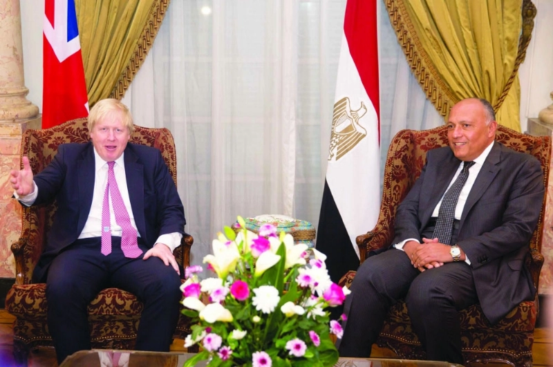وزيرا خارجية مصر وبريطانيا في القاهرة أمس (أ ب)