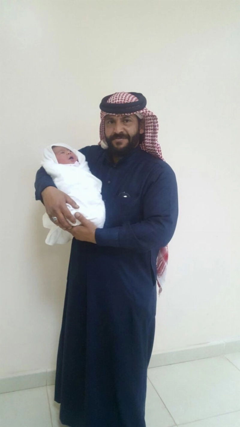 فهد العطار يحمل طفلته بعد عودتها (مكة)