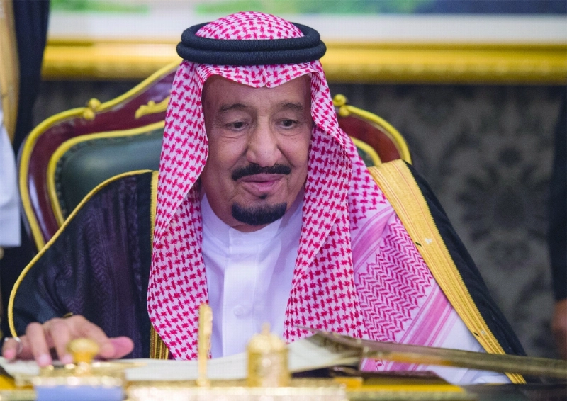 الملك سلمان خلال حفل العشاء الذي أقامه ملك ماليزيا في كوالالمبور أمس (بندر الجلعود)