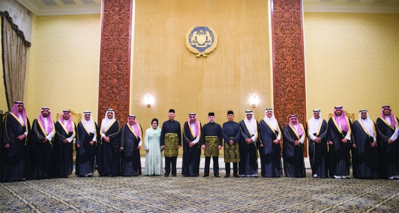 الملك سلمان متوسطا ملك ورئيس وزراء ماليزيا خلال حفل العشاء الذي أقيم تكريما له في القصر الملكي بكوالالمبور أمس (بندر الجلعود)