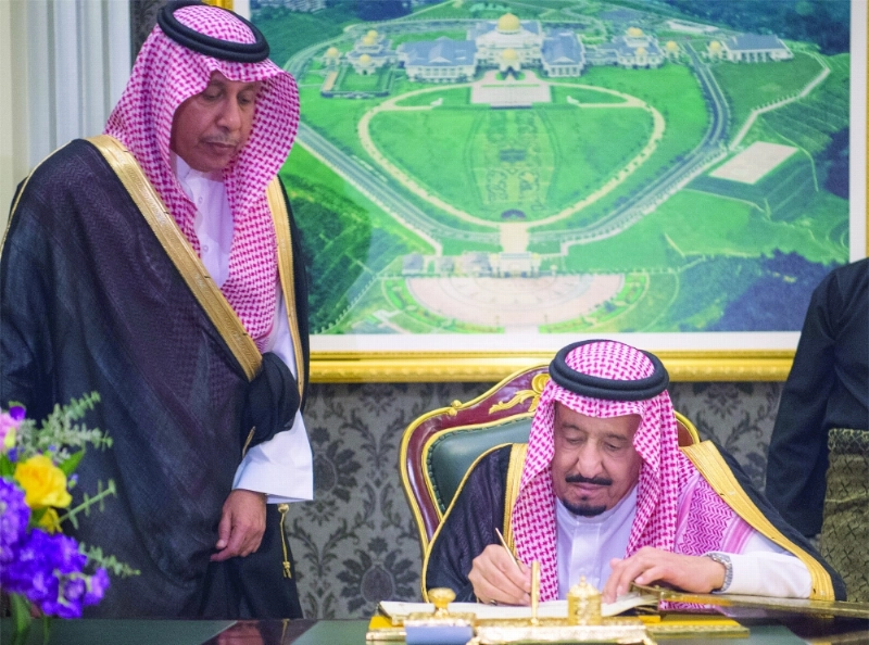 .. ومسجلا كلمته في سجل الزيارات