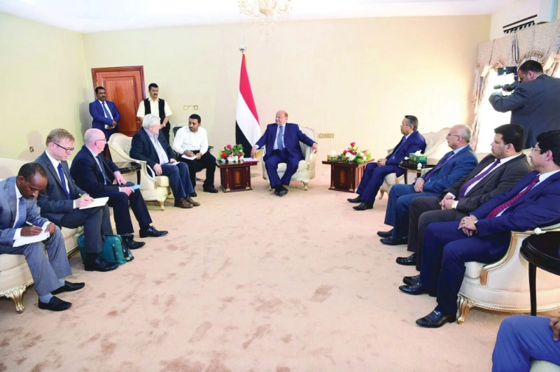 الرئيس هادي مستقبلا مسؤولا أمميا في عدن أمس (سبأ نت)