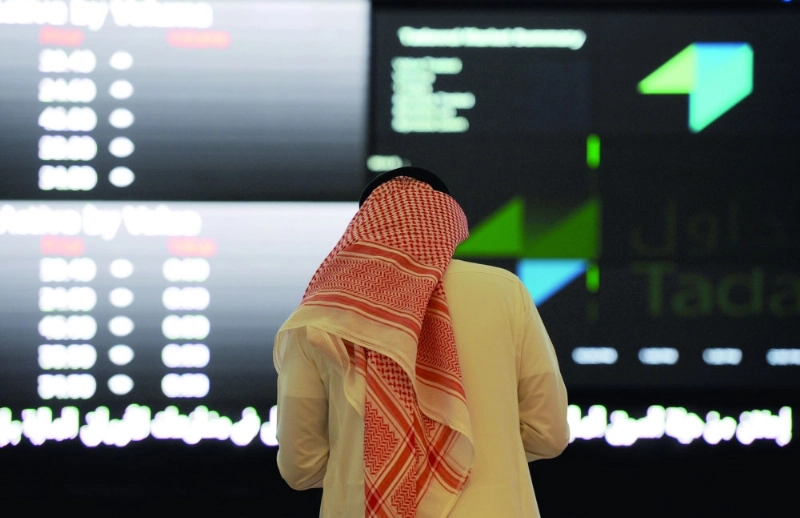 مستثمر يتابع شاشة تداول (مكة)
