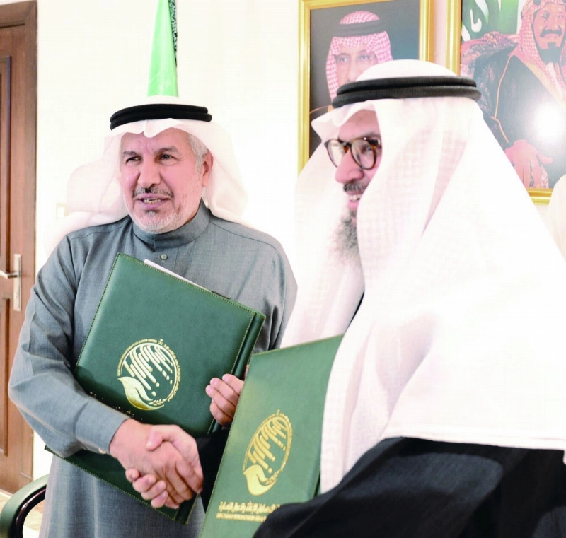 الربيعة يصافح أمين عام مؤسسة البصر الخيرية (واس)