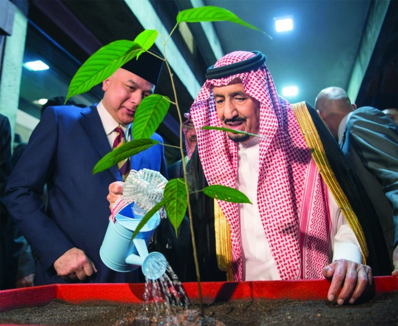 الملك سلمان خلال غرس شجرة باسمه