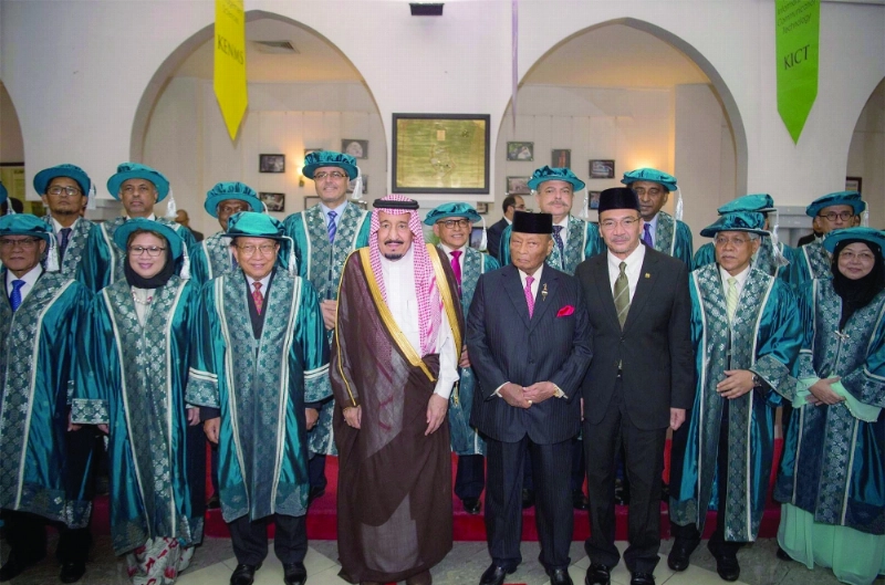 الملك سلمان متوسطا قيادات ومسؤولي الجامعة