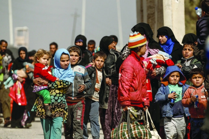 نازحون يفرون من منازلهم في الموصل (رويترز)