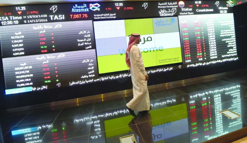 مستثمر يتابع شاشات تداول (مكة)