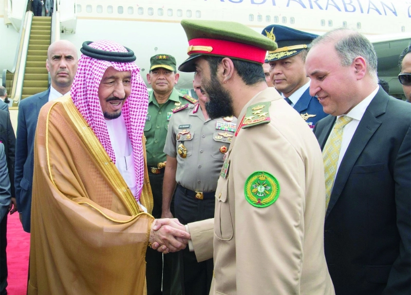 الملك سلمان مصافحا أحد مستقبليه
