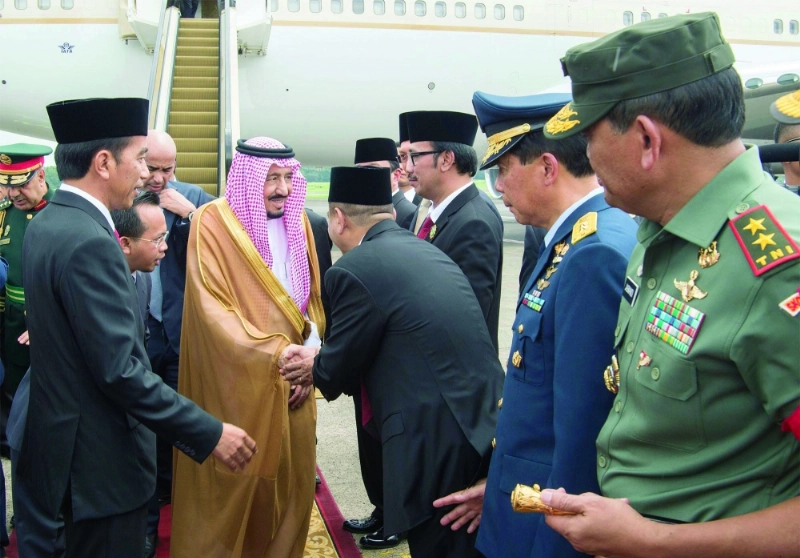 الملك سلمان مصافحا مستقبليه في مطار حليم الدولي بجاكرتا