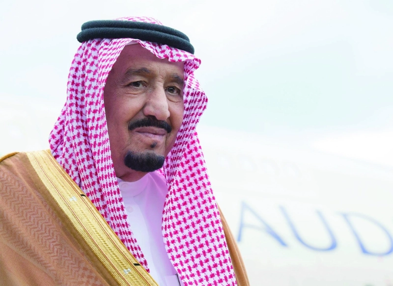 الملك سلمان لدى نزوله من الطائرة في مطار حليم الدولي بجاكرتا اليوم