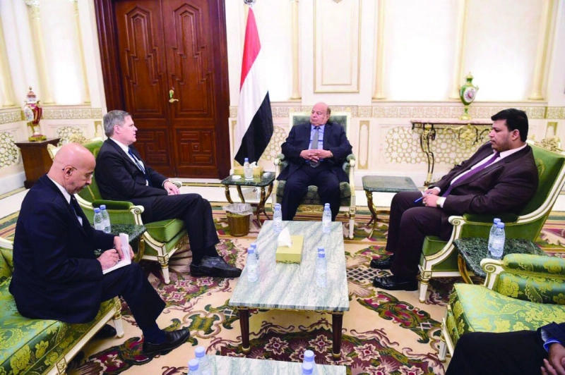 الرئيس هادي مستقبلا السفير الأمريكي لليمن، بالرياض أمس (سبأ نت)