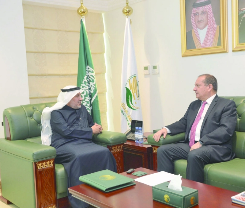 الربيعة مستقبلا السفير البريطاني (واس)