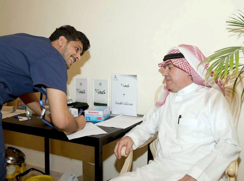 فحص أحد الموظفين خلال الحملة (مكة)