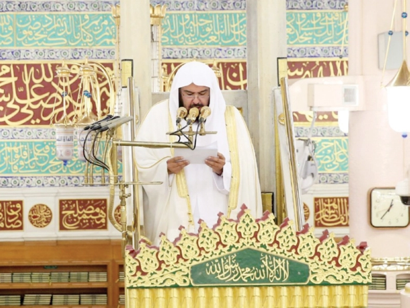 عبدالرحمن السديس في خطبتي الجمعة بالمسجد النبوي أمس (واس)