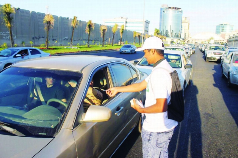 متطوع يسجل الملاحظات (مكة)