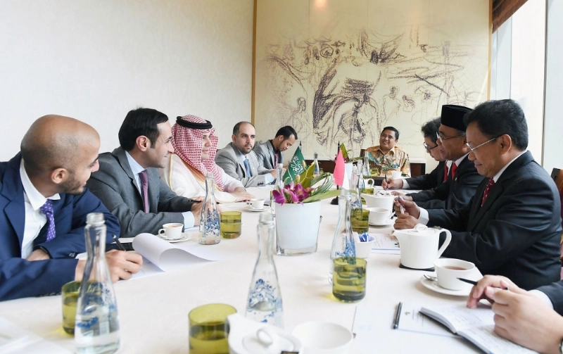 عادل الطريفي ملتقيا وزير الثقافة والتعليم الإندونيسي (واس)