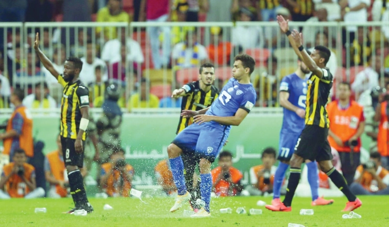 جماهير الاتحاد تقذف ادواردو بقوارير المياه وسط محاولة للتهدئة من فهد المولد وأحمد عسيري (علي القرني)