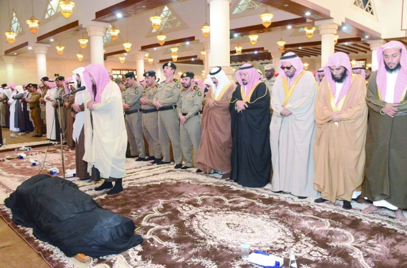جموع يصلون على الشهيد الشمري (واس)