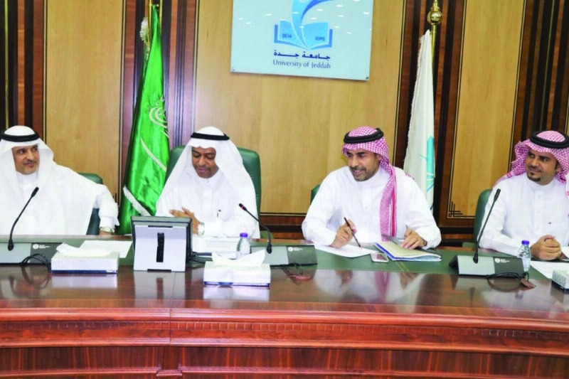 مشاط مترئسا لقاء الجامعة بأهالي محافظة خليص (مكة)