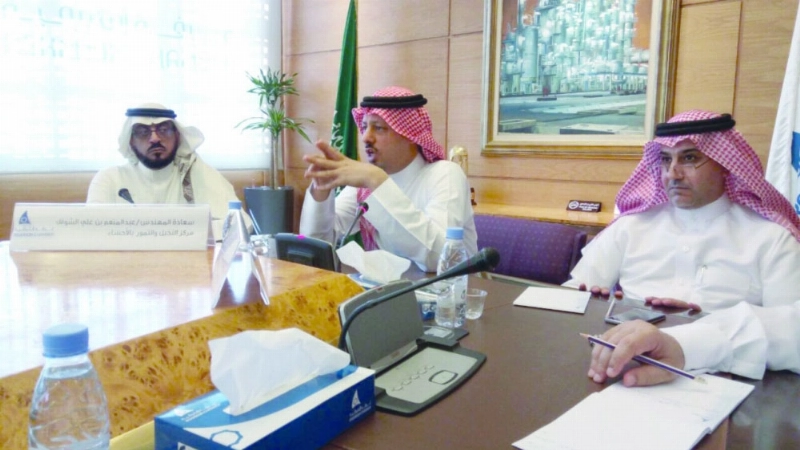 الشواف خلال محاضرته بغرفة الشرقية أمس (مكة)