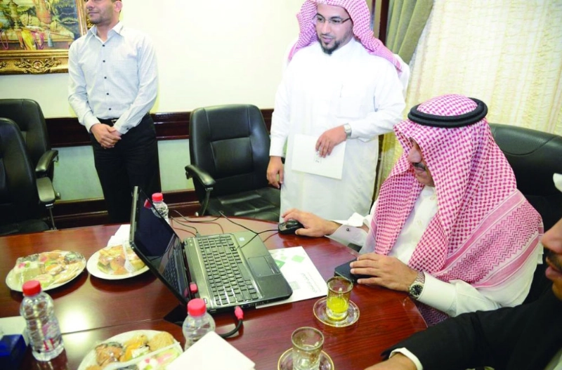 فالح السلمي لدى تدشينه خدمات الكترونية (واس)