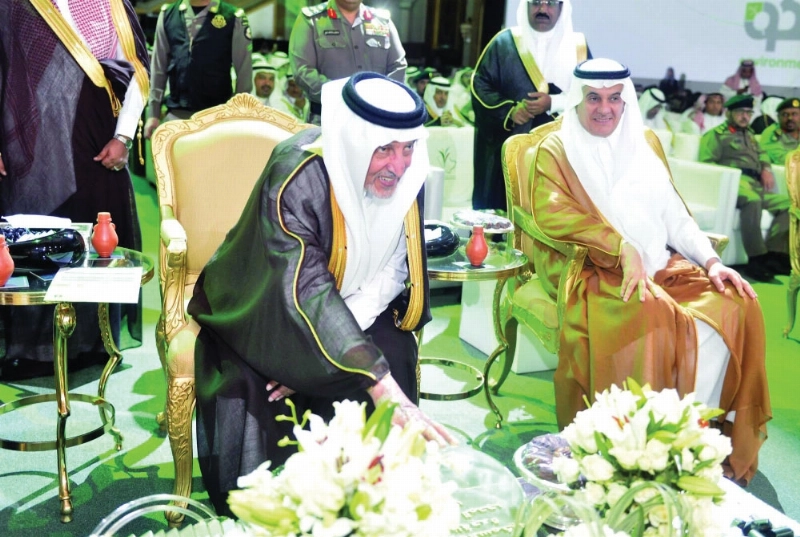 الفيصل والفضلي أثناء المنتدى (مكة)