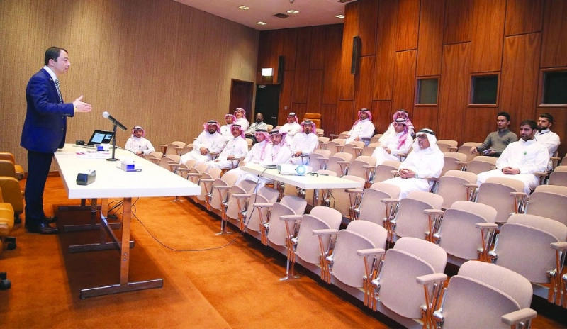 البروفيسور الياباني يتحدث خلال الورشة (مكة)