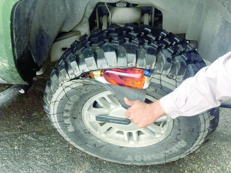 زجاجات الخمر في إطار المركبة (مكة)