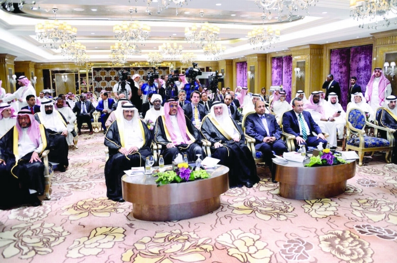 عبدالله الربيعة خلال حفل بدء توزيع مساعدات المملكة من التمور (واس)