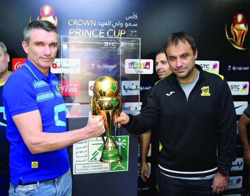 باندو وكارتيرون يحملان الكأس (مكة)