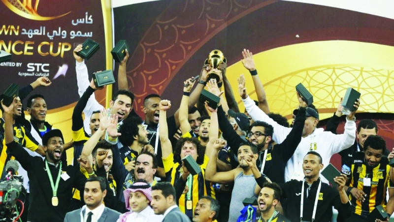 لاعبو الاتحاد يحتفلون بكأس ولي العهد أمس (محمد مشهور)