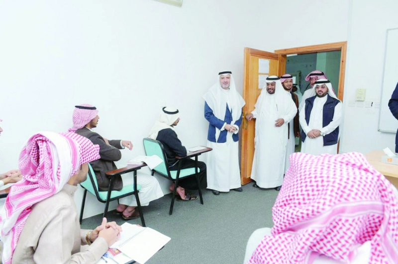 نبيل كوشك خلال تفقده كليات الجامعة (مكة)