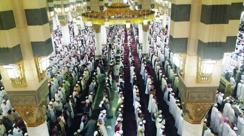مصلون في المسجد النبوي أمس (واس)