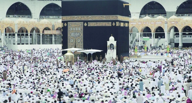 من خطبة الجمعة في الحرم المكي أمس (واس)
