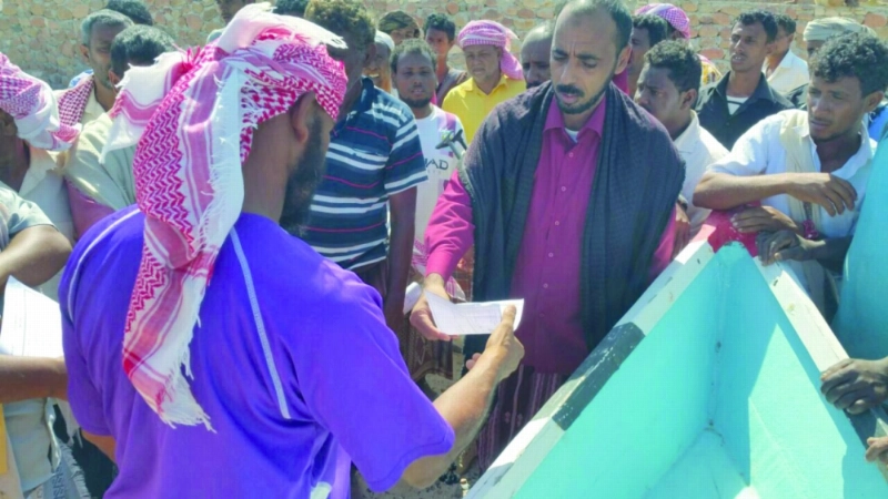 صيادون يمنيون يتسلمون قوارب صيد في جزيرة سقطرى (سبأ نت)