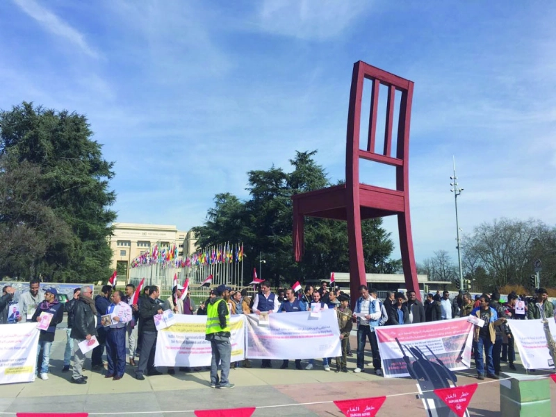 يمنيون في وقفة احتجاج أمام مقر الأمم المتحدة بجنيف (سبأ نت)
