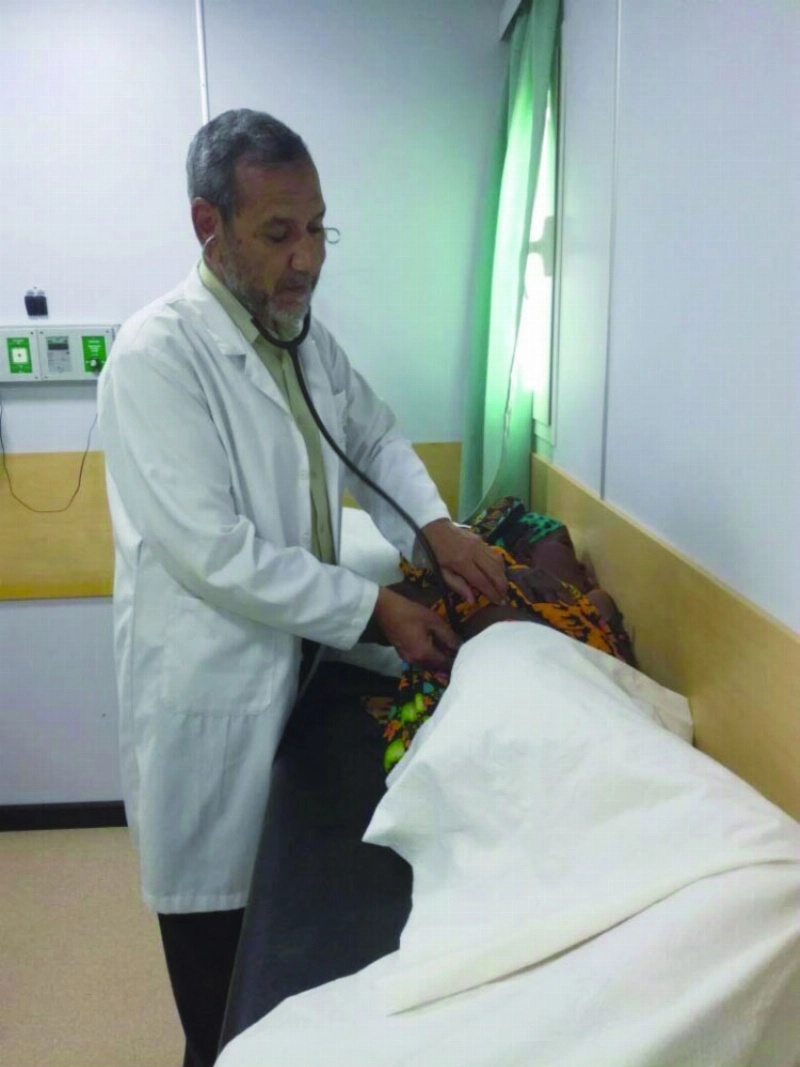 طبيب يعالج لاجئة يمنية في جيبوتي (واس)