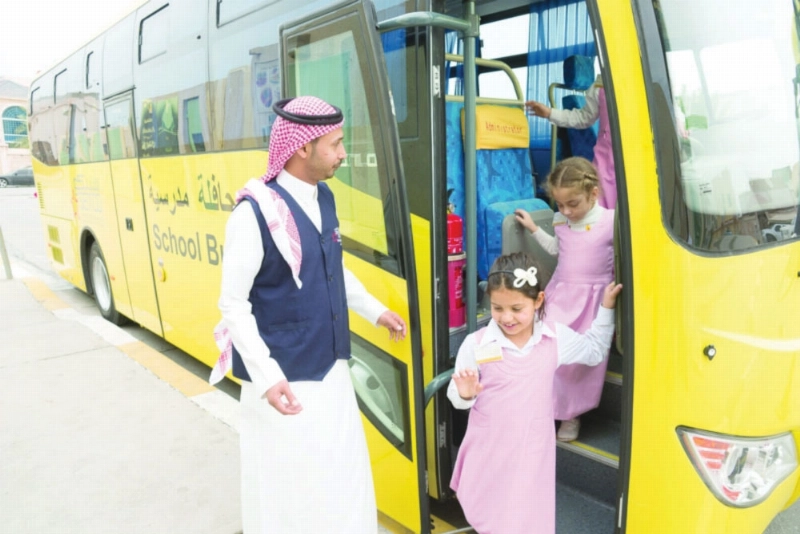 مراقب الشركة خلال نزول الطالبات لمدرستهن (مكة)