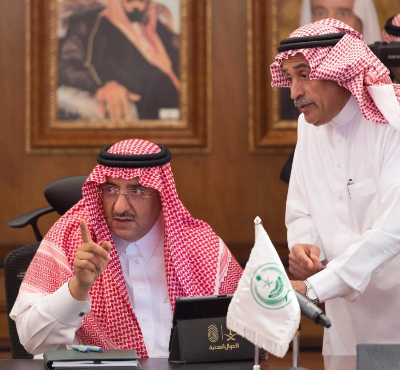 نائب خادم الحرمين خلال تدشينه خدمات للصم وذوي الاحتياجات وأسطول العربات المتنقلة (واس)