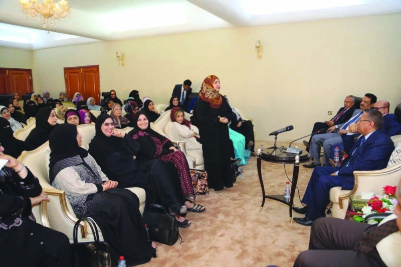 ابن دغر ملتقيا عددا من النساء في عدن أمس بمناسبة يوم المرأة العالمي (سبأ نت)