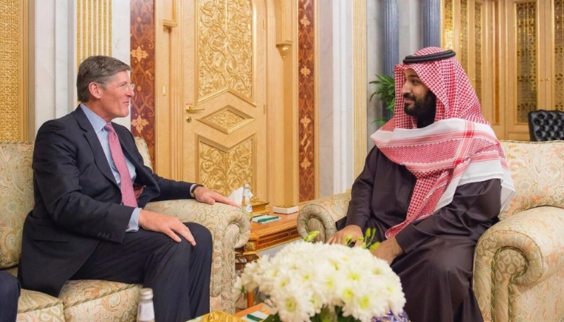 الأمير محمد بن سلمان خلال لقائه مايكل كوربات في مكتبه بالرياض (واس)