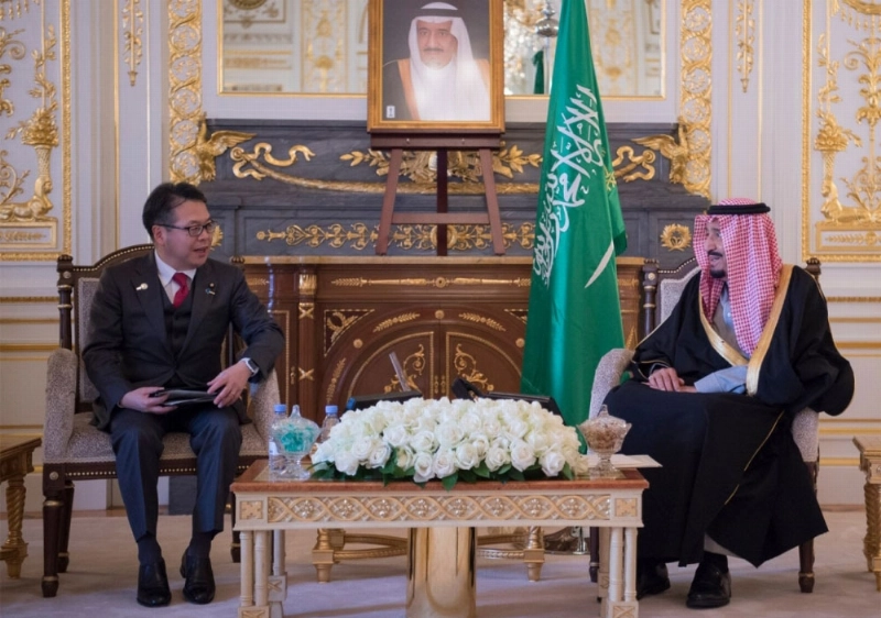 الملك سلمان لدى لقائه هيروشيجي سيكو في مقر إقامته بطوكيو (واس)