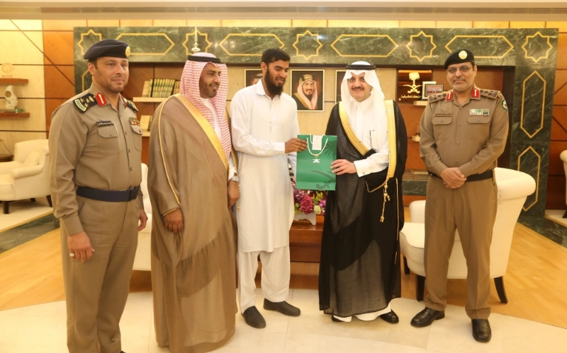 سعود بن نايف لدى تكريمه محمد منصور (مكة)