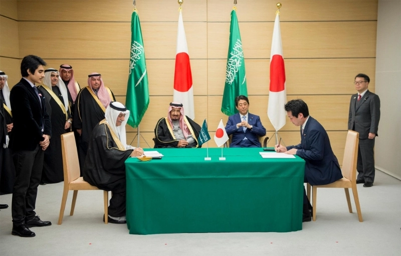 الملك سلمان وشينزو آبي خلال حضورهما توقيع مذكرات التعاون بين السعودية واليابان (بندر الجلعود)