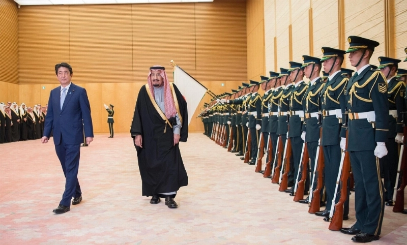 الملك سلمان مستعرضا حرس الشرف